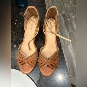 NWT Covington Downtown Wedges Size 8M